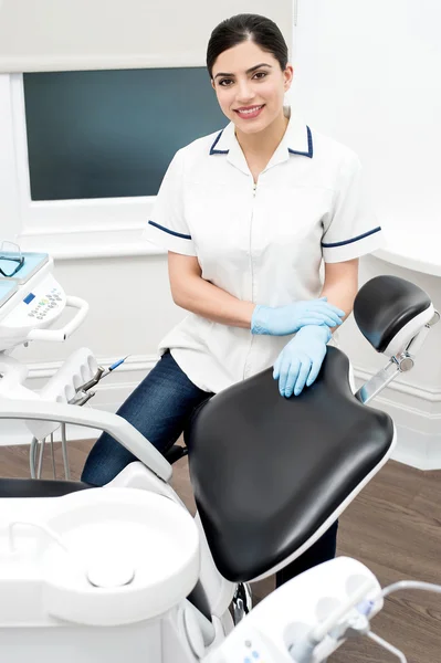 Assistente dentária feminina — Fotografia de Stock