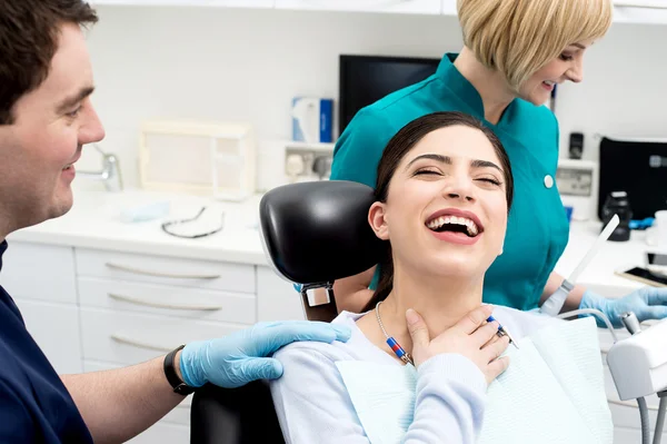 Tandarts op het werk met assistent — Stockfoto