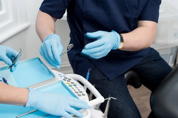 Dentista masculino com ferramentas — Fotografia de Stock