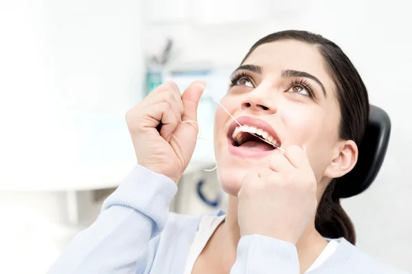 Mujer limpiando sus dientes —  Fotos de Stock