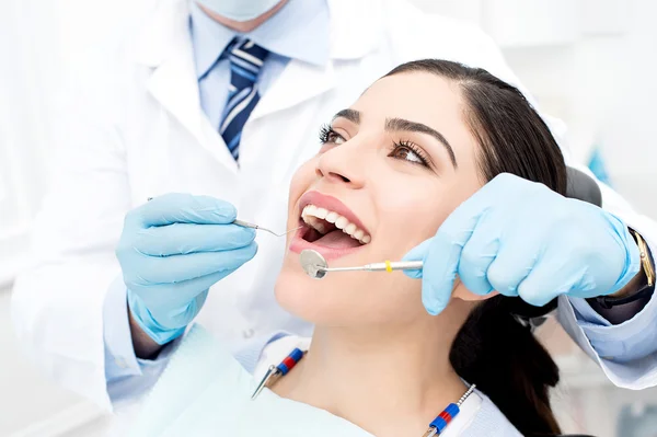 Paciente femenina que recibe atención dental — Foto de Stock