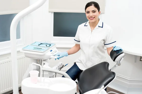 Dentiste féminine à la clinique — Photo