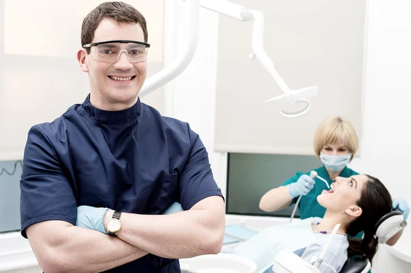 Dentistas com paciente na clínica — Fotografia de Stock