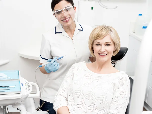 Female dentist with patient — Stock Photo, Image