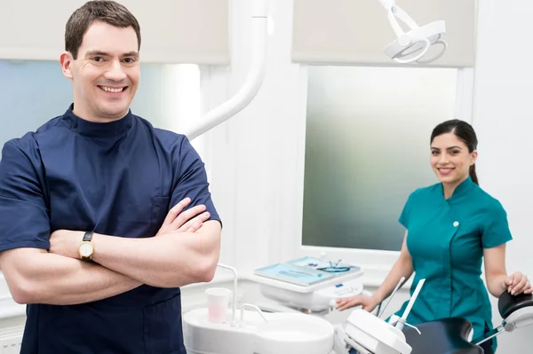 Erkek diş hekimi asistanı ile — Stok fotoğraf