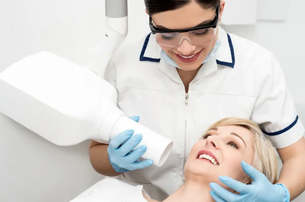 Dentista toma radiografía de mandíbula — Foto de Stock