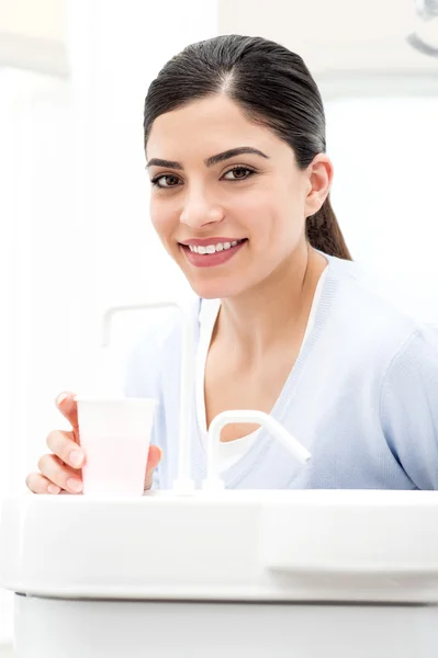 Woman filling water from sink — Stock Photo, Image