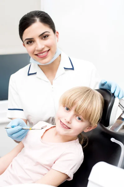 Assistente dentale e bambina — Foto Stock