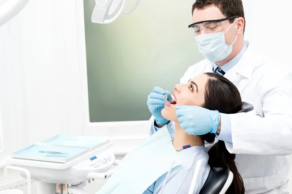 Especialista dental examinado paciente — Foto de Stock