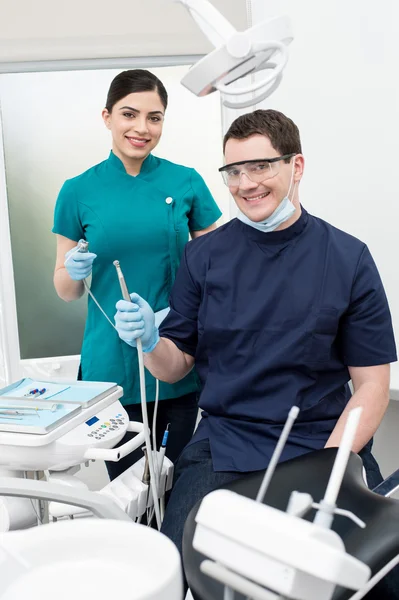 Odontólogo masculino con asistente femenino — Foto de Stock