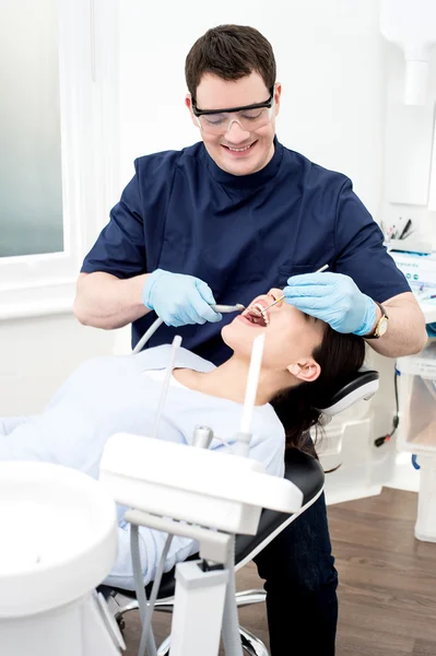 Paciente femenina con dentista — Foto de Stock