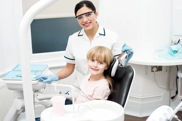 Dentista con niña — Foto de Stock