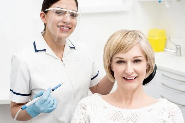 Paciente con médico dental — Foto de Stock