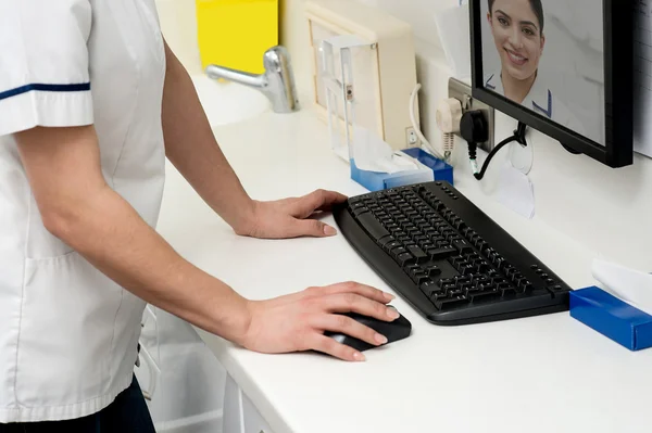 Mujer contacto con el dentista a través de línea — Foto de Stock