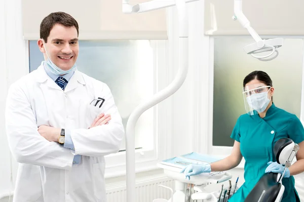 Dentista masculino com assistente do sexo feminino — Fotografia de Stock