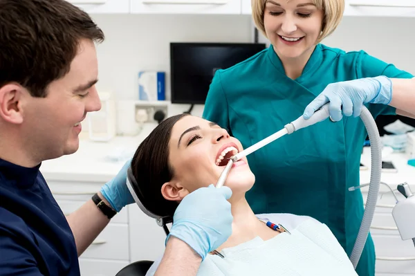 Manliga tandläkare behandla patientens tänder — Stockfoto