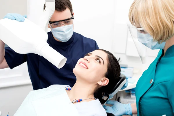 치과 의사는 환자의 턱 선 — 스톡 사진