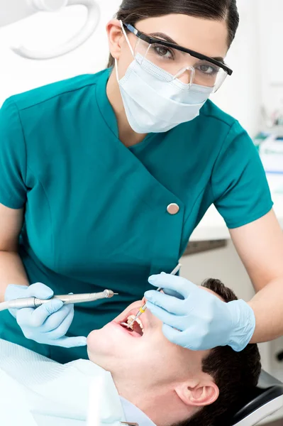Pasient som gjennomgår tannundersøkelse – stockfoto