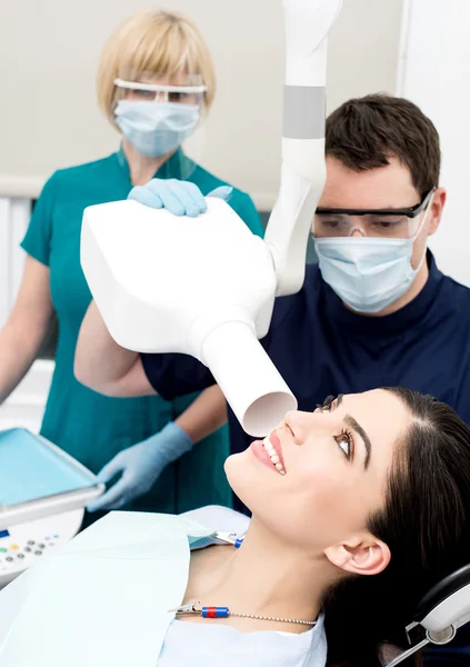 치과 의사는 환자의 턱 선 — 스톡 사진
