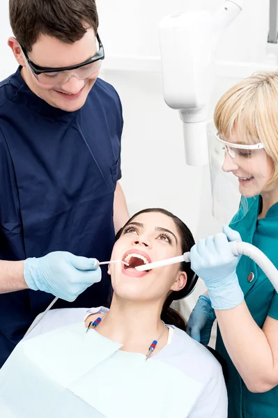 Жіночий пацієнт отримує стоматологічну допомогу — стокове фото