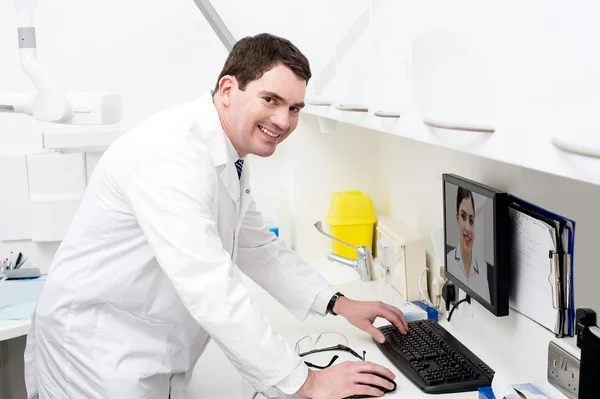 Zahnarzt im Gespräch mit assistan online — Stockfoto