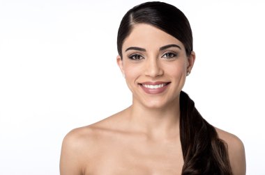 Üstsüz gülümseyen kadın