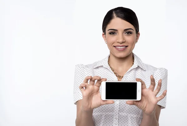 Frau zeigt leeren Handybildschirm — Stockfoto