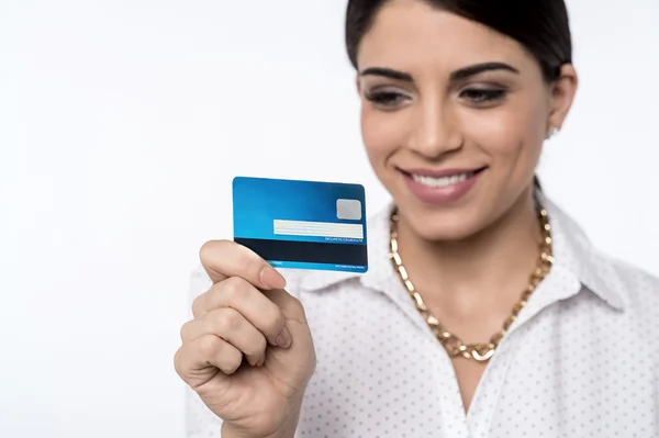 Mujer revisando su tarjeta de efectivo — Foto de Stock