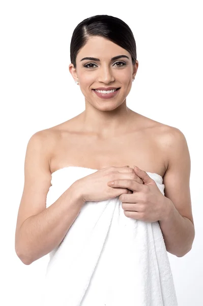 Bella donna avvolta in asciugamano — Foto Stock