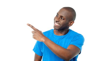 uzağa işaret eden adam