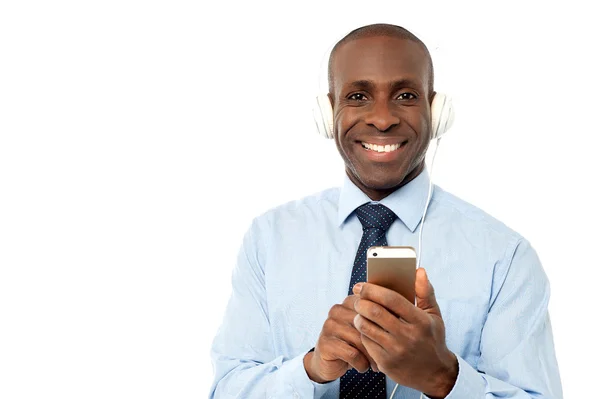 Empresário desfrutando de música — Fotografia de Stock