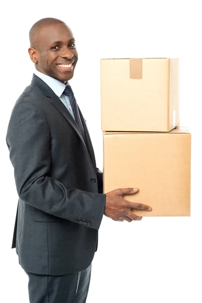 Firmenmann hält Stapel Kisten in der Hand — Stockfoto