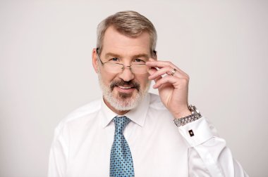 onun gözlük ayarı iş adamı