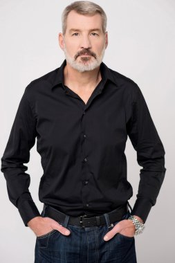 adamın elleri ceplerinde