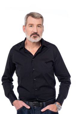 adamın elleri ceplerinde