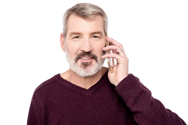 Мужчина разговаривает по мобильному телефону — стоковое фото