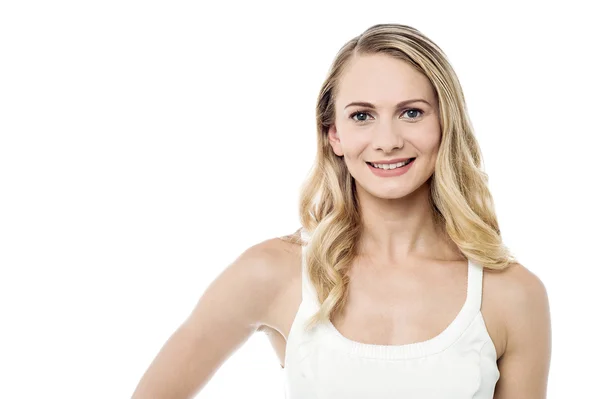 Mujer posando con una sonrisa cálida — Foto de Stock