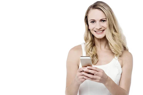 Kvinnan skicka SMS från mobiltelefon — Stockfoto