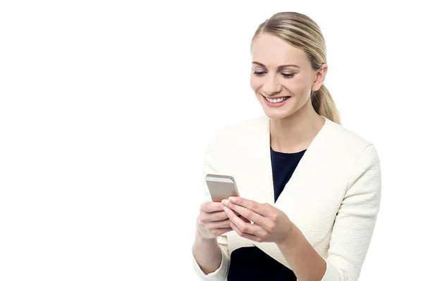 Businesswoman reading a sms — Stock Photo, Image