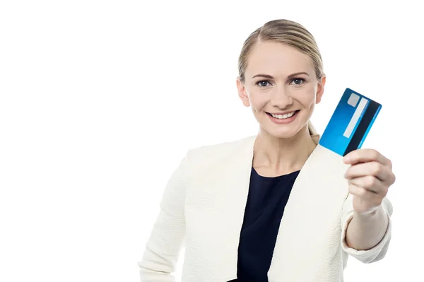 Geschäftsfrau zeigt ihre EC-Karte — Stockfoto