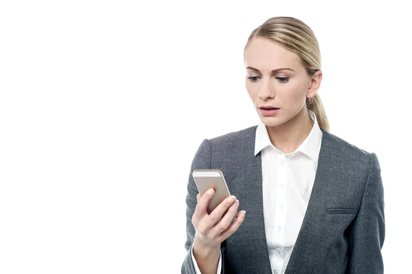 Femme d'affaires regardant le téléphone mobile — Photo