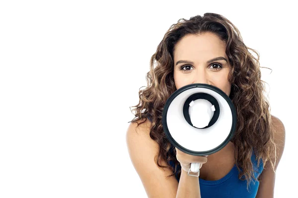 Mujer proclamando en el altavoz — Foto de Stock