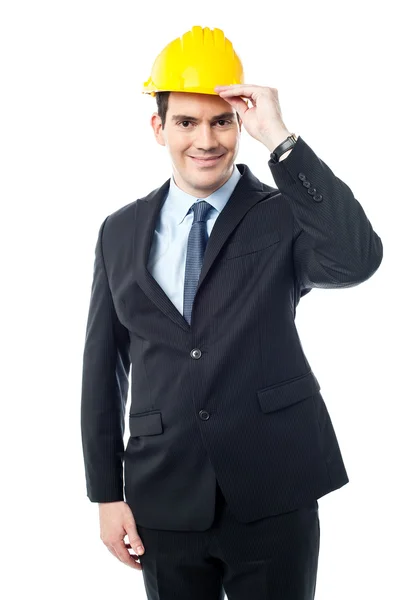 Ingénieur masculin avec casque jaune — Photo