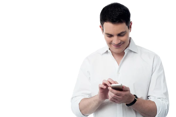 Man messaging from his smartphone — Stock Photo, Image