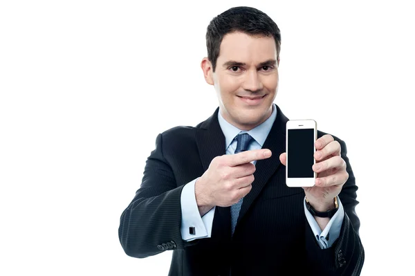 Business Executive affichant un nouveau smartphone — Photo