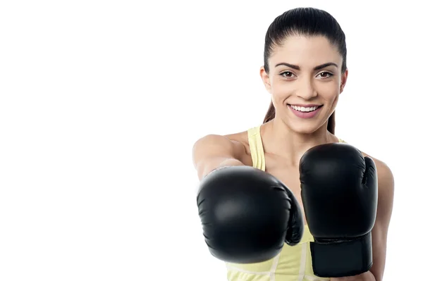 Mulher com luvas de boxe — Fotografia de Stock