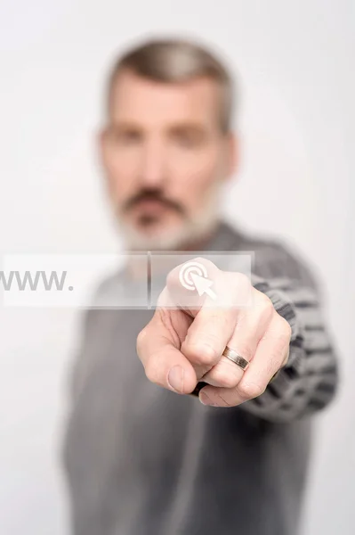 Άνθρωπος αγγίζει το φραγμό αναζήτησης — Φωτογραφία Αρχείου