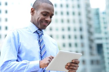 Dijital tablet kullanan işadamı