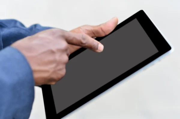 Mão masculina trabalhando em tablet digital — Fotografia de Stock