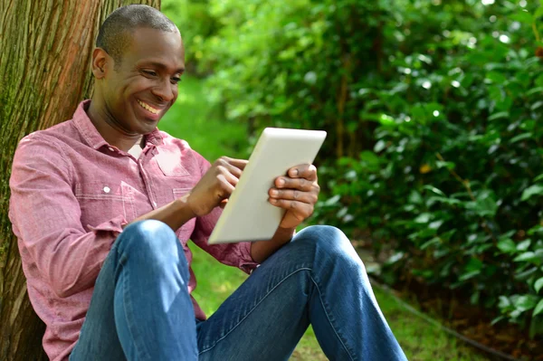 Homme utilisant une tablette numérique — Photo